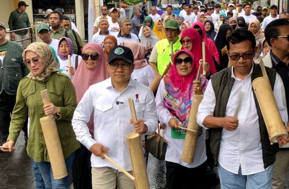 Cawapres nomor urut 01, Gus Muhaimin Iskandar menjaga tradisi penggunaan alat kentongan untuk membangunkan masyarakat Indonesia menuju perubahan dengan hadir di TPS dan mencoblos AMIN. (Foto: Tim Media AMIN)