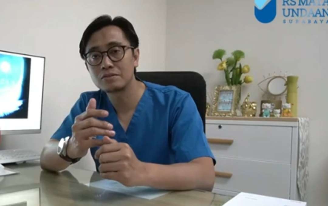 dokter Dedik Ipung Setiyawan, Sp.M dalam konten RuangDokter RS Mata Undaan saat menjelaskan mata merah. (Foto: Tangkapan Layar)