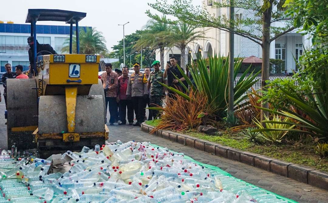 Pemusnahan ratusan botol miras oleh Polresta Sidoarjo, Jawa Timur. (Foto: Aini Arifin/Ngopibareng.id l)