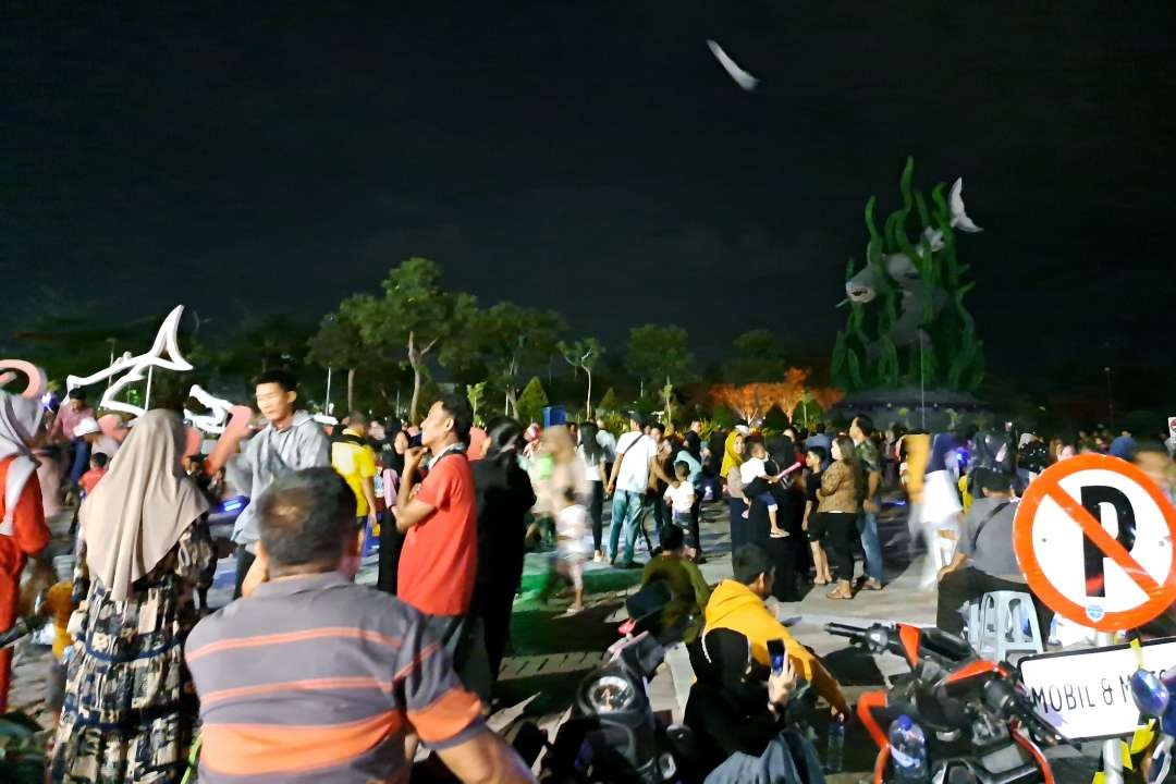 Suasana gelap gelapan di Taman Suroboyo saat masyarakat menanti malam pergantian tahun. (Foto: Pita Sari/Ngopibareng.id)