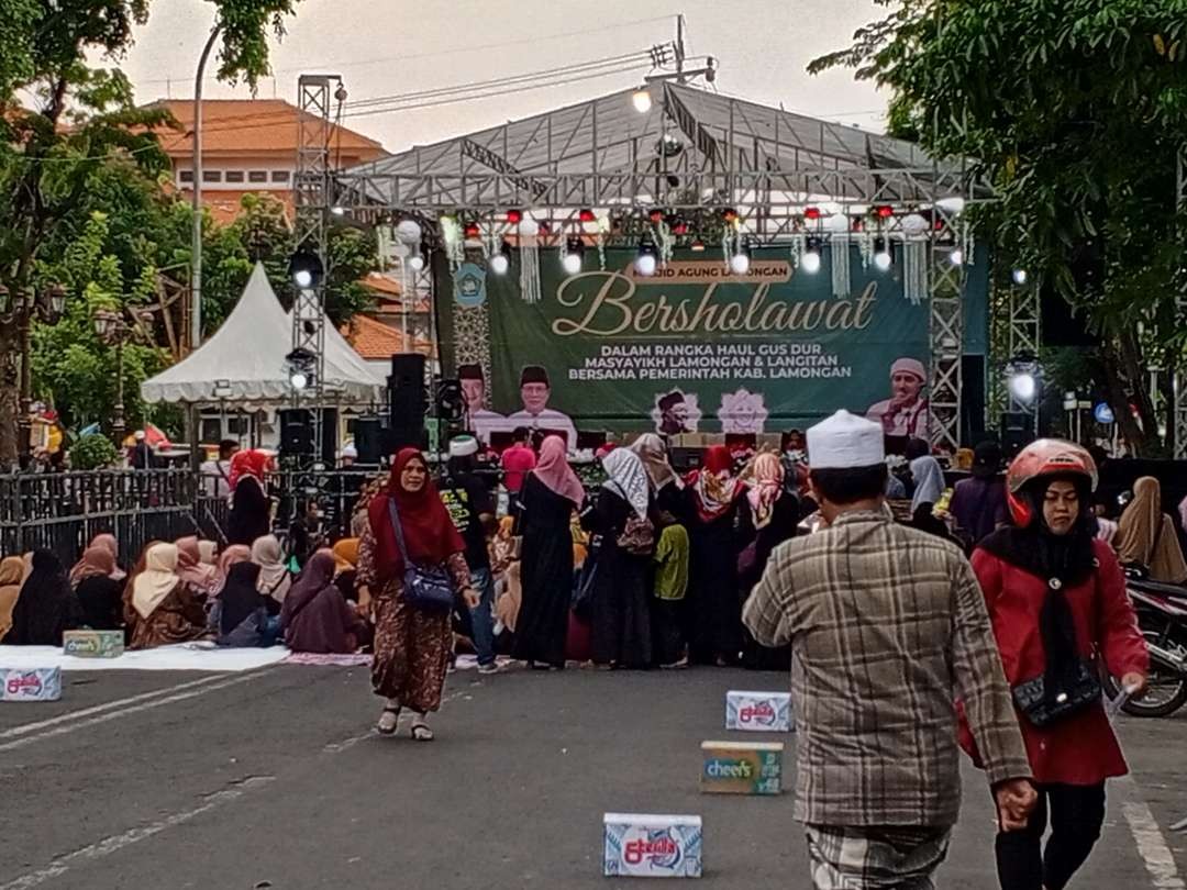 Panggung salawatan di depan Masjid Lamongan, Jawa Timur. (Foto: Imron Rosid/Ngooibareng.id)