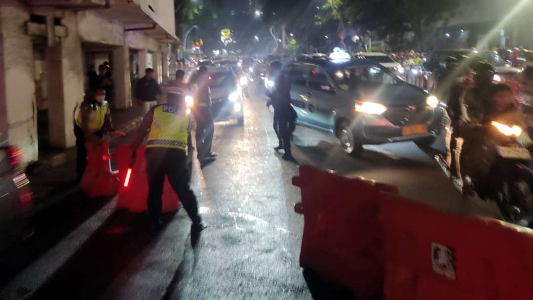 Polisi menyekat arus lalu lintas Jalan Basuki Rahmat mengarah ke Jalan Gubernur Suryo, Surabaya, Minggu 31 Desember 2023 malam. (Foto: Fariz Yarbo/Ngopibareng.id)