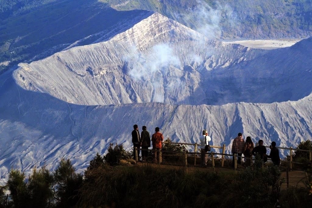Sejumlah wisatawan saat menikmati panorama Wisata Alam Gunung Bromo (Foto: Ikshan Mahmudi/Ngopibareng.id)