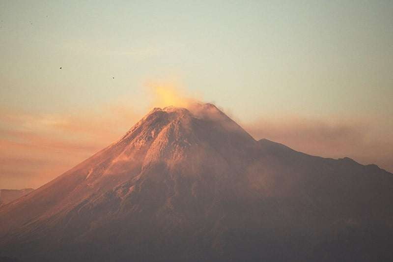 Gunung Merapi memuntahkan lima kali guguran lava dengan jarak luncuran terjauh mencapai 1,5 km di hari pertama tahun 2024, Senin, 1 Januari 2024. (Foto: Ant)