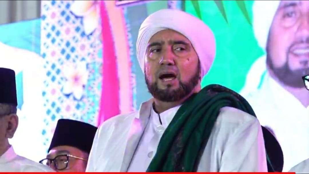 Habib Syech bin Abdul Qodir Assegaf saat Jatim Bershalawat di Surabaya