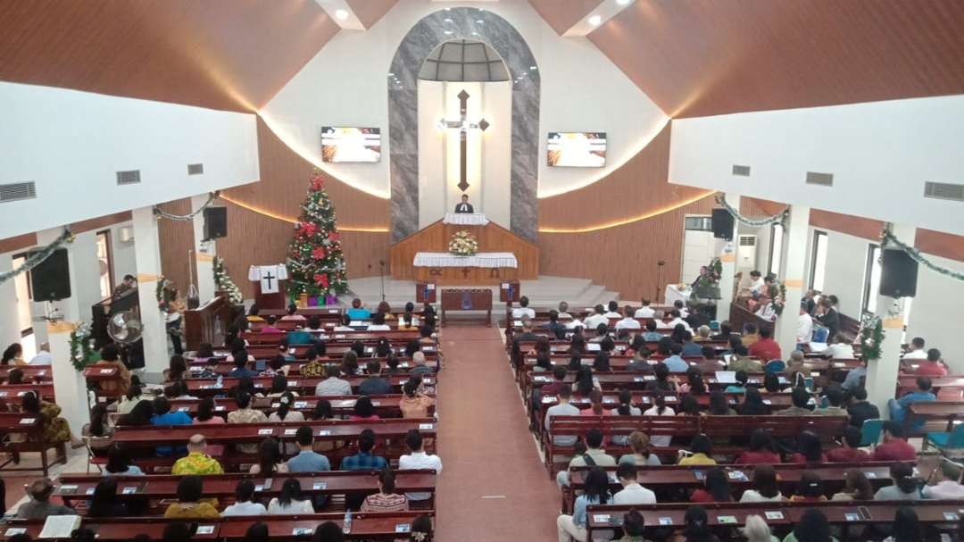 Suasana di dalam Gereja HKBP Manyar Surabaya, saat Ibadah Awal Tahun 1 Januari 2024. (Foto: Julianus Palermo/Ngopibareng.id)