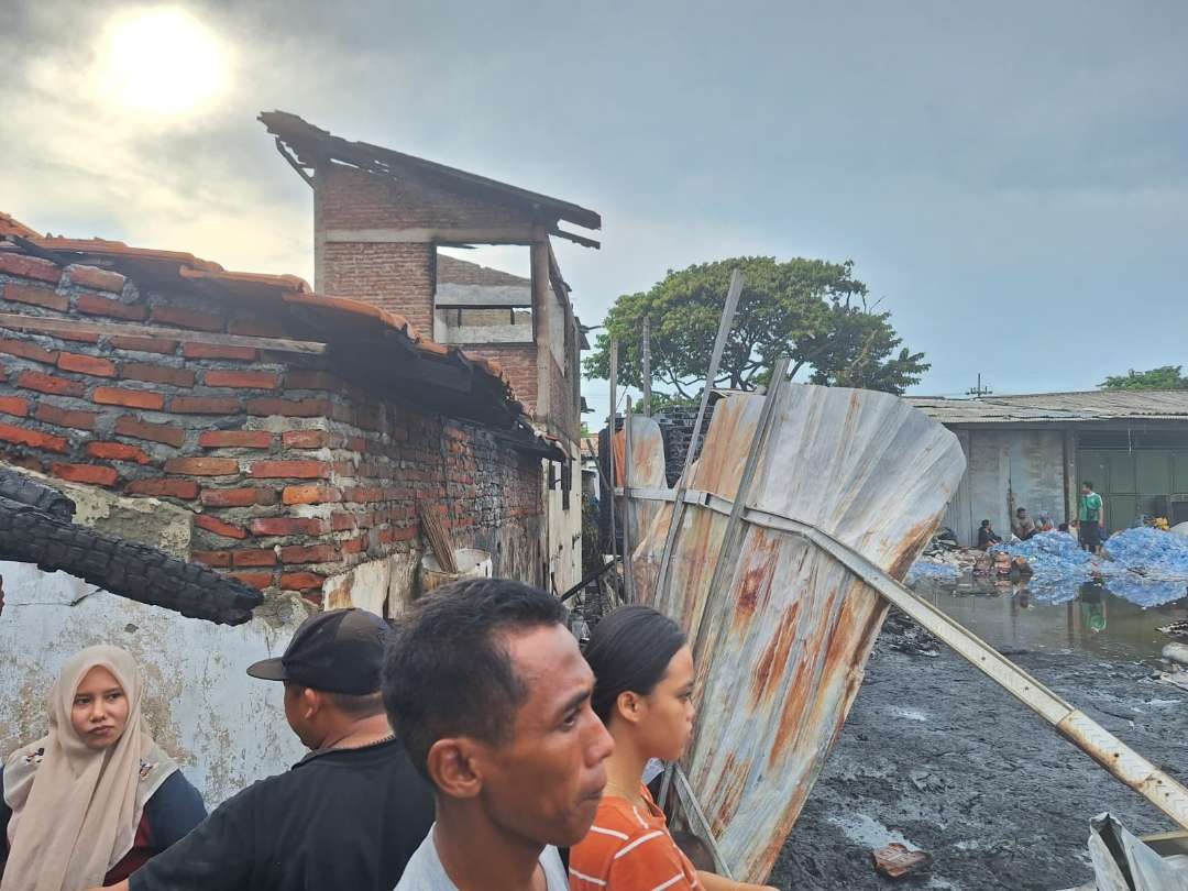 Sisa-sisa rumah yang terbakar karena kebakaran gudang di RT 15 RW 02 Kelurahan Jepara, Kecamatan Bubutan, Surabaya. (Foto: Julianus Palermo/Ngopibareng.id)