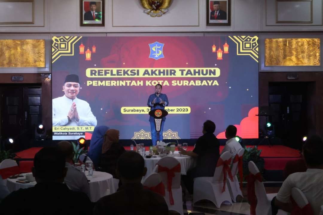 Walikota Surabaya, Eri Cahyadi saat menyampaikan evaluasi pada acara Refleksi Akhir Tahun Pemkot Surabaya, pada Minggu 31 Desember 2023. (Foto: Julianus Palermo/Ngopibareng.id)