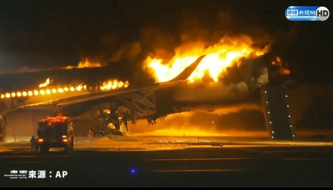 Pesawat maskapai Japan Airlines terbakar, diduga bertabrakan dengan pesawat kecil milik Penjaga Pantai Jepang (Japan Coast Guard/JCG). (Foto: X AP)