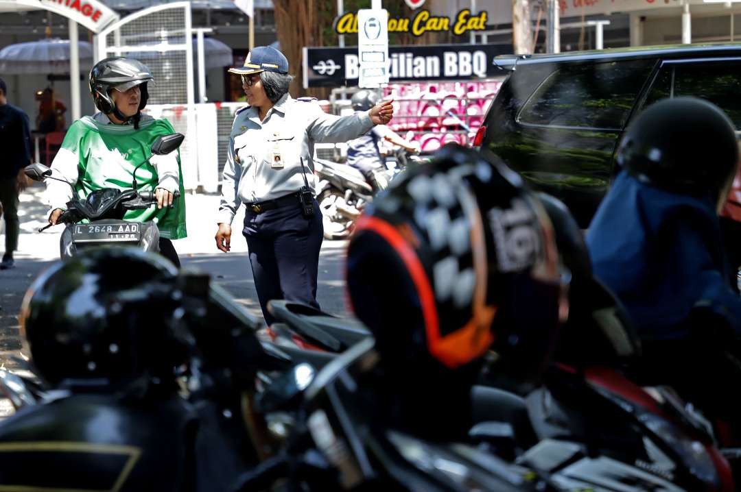 Petugas Dishub diminta intens cegah parkir liar agar PAD tak bocor. (Foto: Humas Pemkot Surabaya)