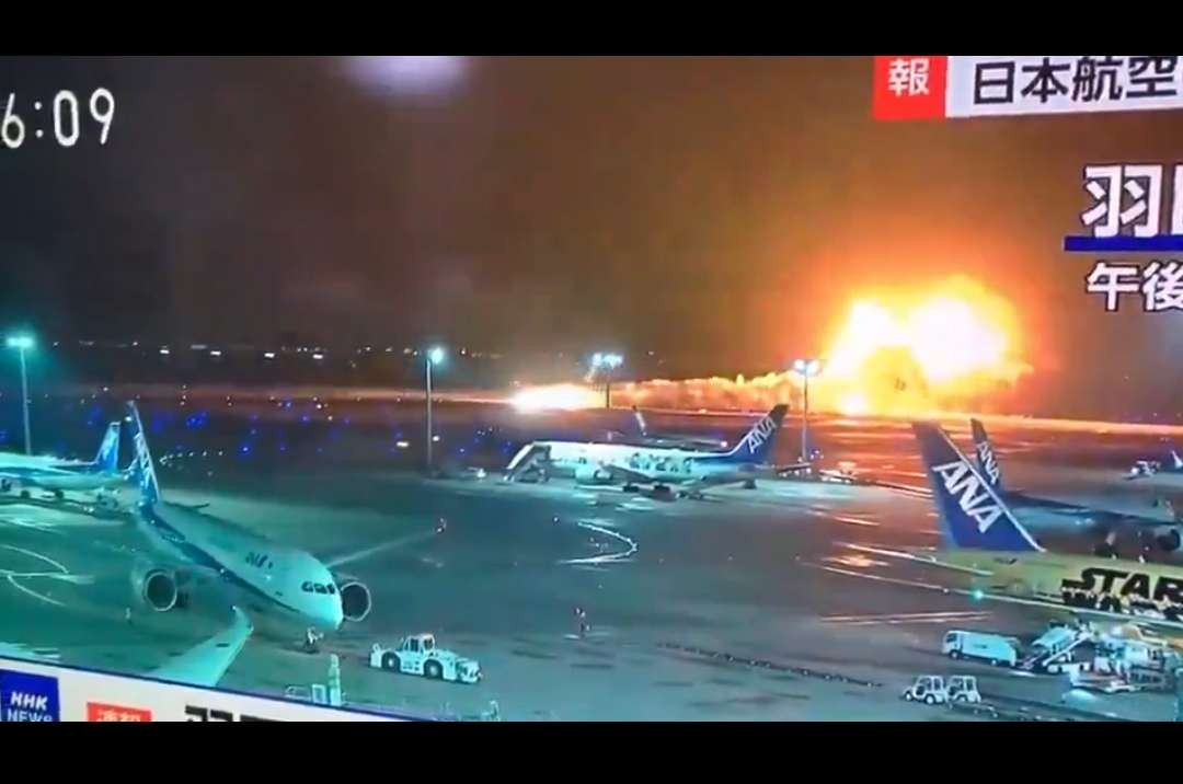 Japan Airlines mendarat dalam kondisi terbakar di Bandara Haneda, Tokyo, Selasa 2 Januari 2024. (Foto: NHK)