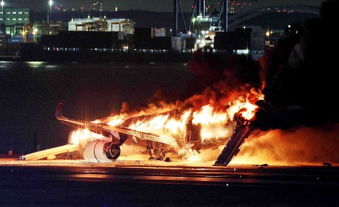 Insiden kebakaran Japan Airlines di Bandara Haneda Tokyo, Selasa 2 Januari 2024. (Foto: X)