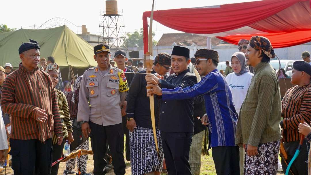 Wakil Wali Kota Pasuruan H. Adi Wibowo, (Mas Adi) jajal memanah usai membuka lomba panah lapangan Wijaya Kota Pasuruan, Sabtu pagi 30 Desember 2023. (Foto: Pemkot Pasuruan)