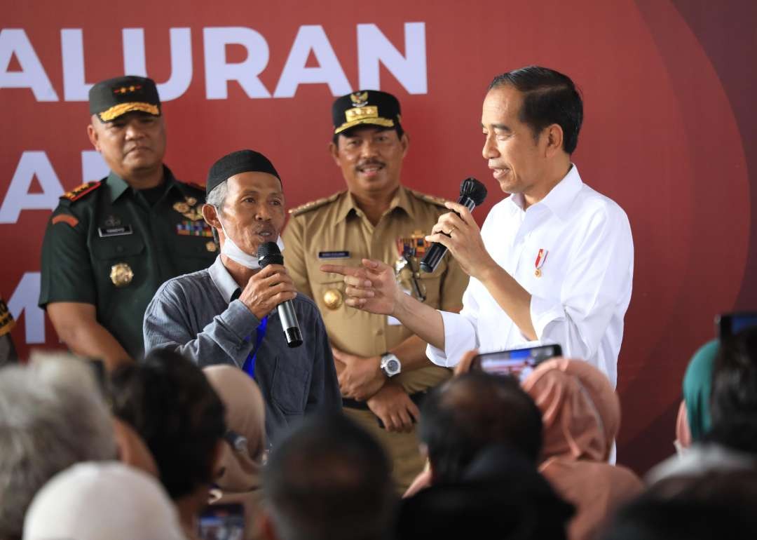 Pj Gubernur Jawa Tengah, Nana Sudjana mendampingi Presiden Jokowi saat pembagian bansos di Cilacap. (Foto: Humas Pemprov Jateng)