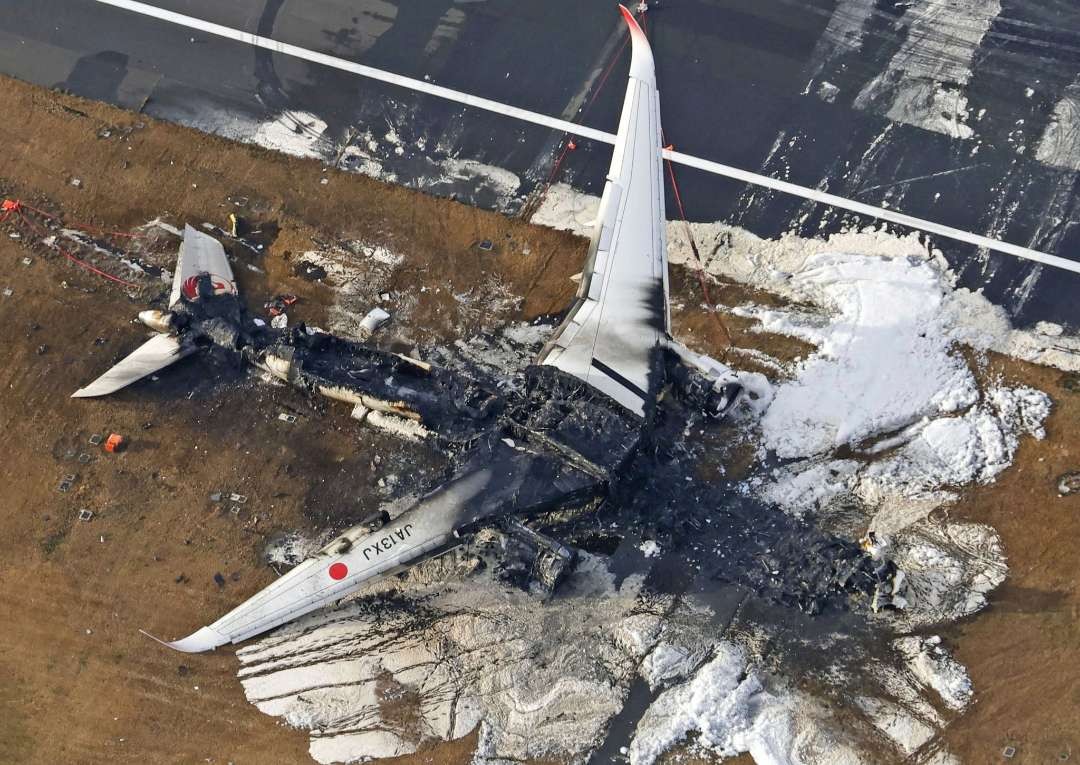 Bangkai pesawat Japan Airlines yang terbakar di Bandara Haneda Tokyo, Selasa 2 Januari 2024. (Foto: X AirNav New)