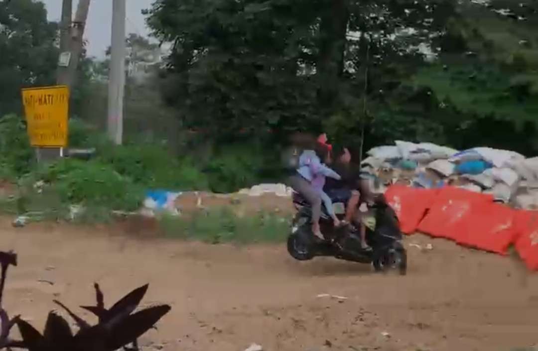 Tangkapan layar video rem blong di jalur Cangar-Pacet Mojokerto.(Foto Istimewa)