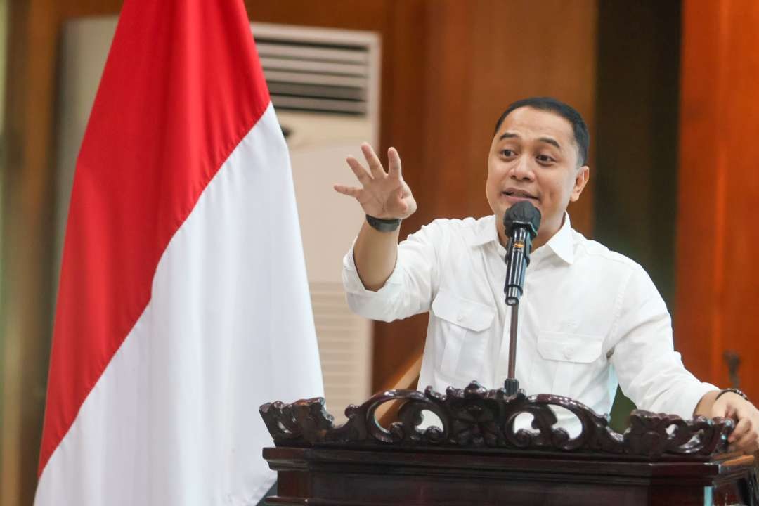Walikota Surabaya, Eri Cahyadi saat melakukan pengarahan pada sekolah negeri dan swasta untuk penyetaraan. (Foto: Humas Pemkot Surabaya)