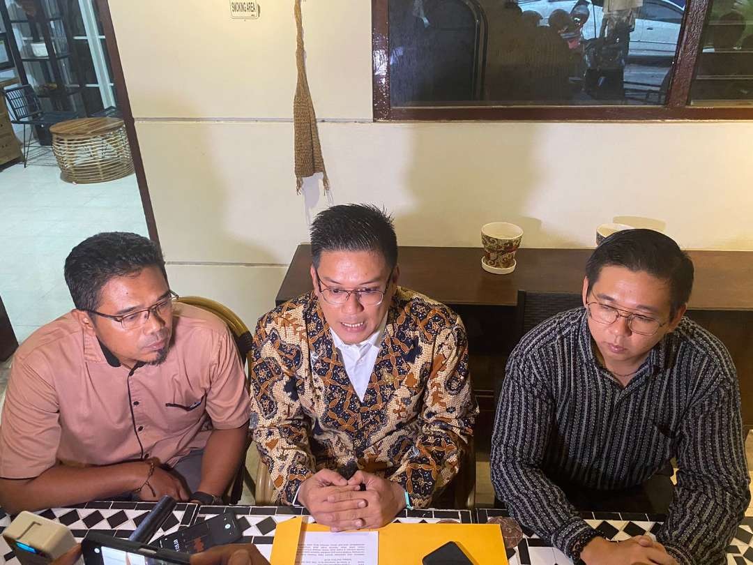 Bobyanto Gunawan (kanan), tim kuasa hukum korban terduga keracunan minuman keras di Cruz Lounge, Hotel Vasa Surabaya. (Foto: Julianus Palermo/Ngopibareng.id)