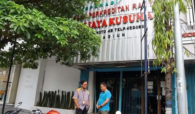 LPS menyegel kantor Bank Perekonomian Rakyat (BPR) Wijaya Kusuma di Madiun, Jawa Timur, pada Kamis, 4 Januari 2024. (Foto: LPS)