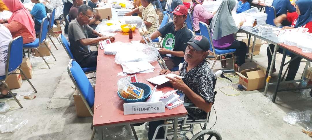 Ingin mendapatkan tambahan penghasilan  penyandang disabilitas bantu KPU Kota Kediri sortir dan melipat lipat surat suara (Foto: Fendi Lesmana/ngopibareng.id)