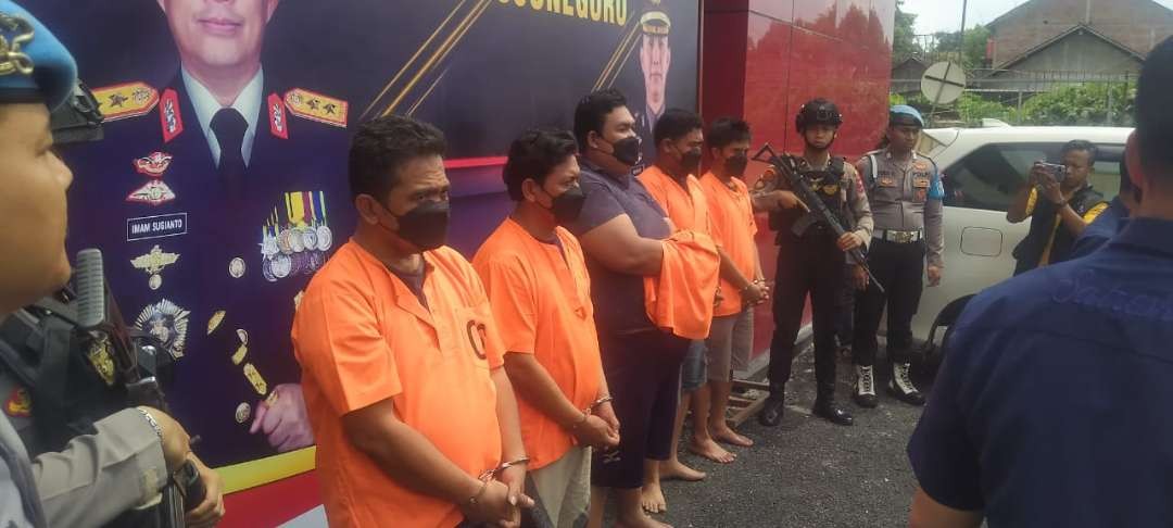 Lima orang yang mengaku wartawan ditangkap anggota Polres Bojonegoro karena melakukan pemerasan,. Para tersangka saat di Polres Bojonegoro. (Foto: sujatmiko/ngopibareng.id)