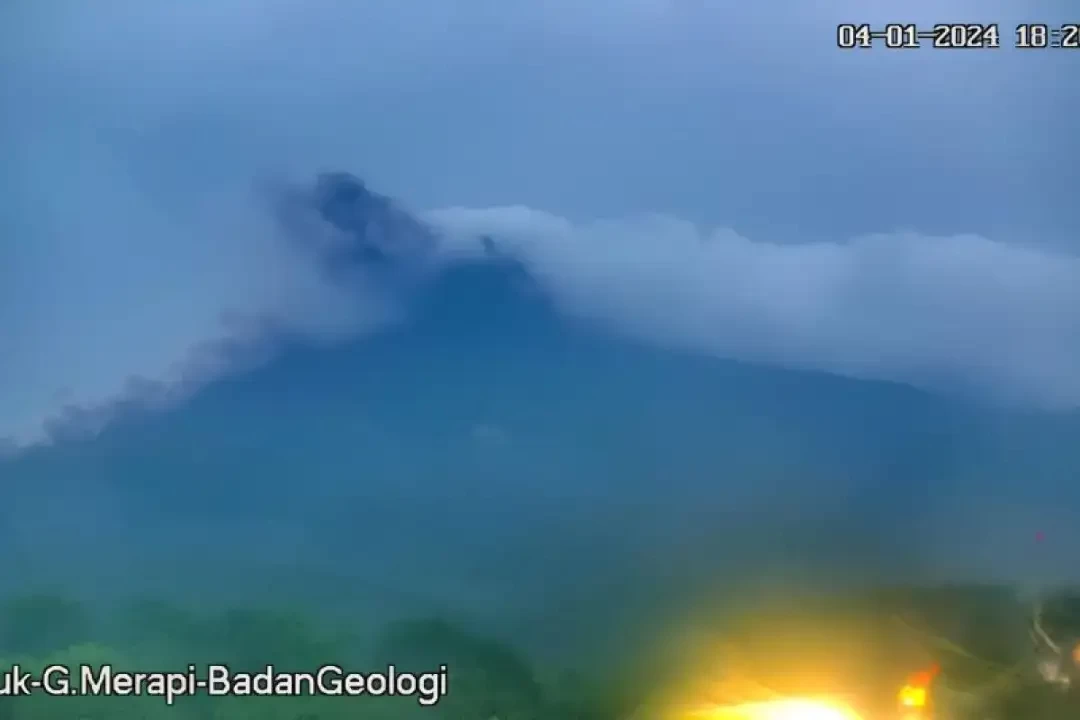 PVMBG melaporkan Gunung Merapi menyemburkan awan panas guguran sejauh 1.800 meter yang mengarah ke barat daya Kali Bebeng. (Foto: PVMBG)