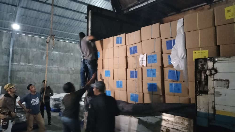 Logistik Pemilu 2024 berupa kertas suara saat tiba di gudang KPU, Jalan Anggrek, Kota Probolinggo. (Foto: Ikhsan Mahmudi/Ngopibareng.id)