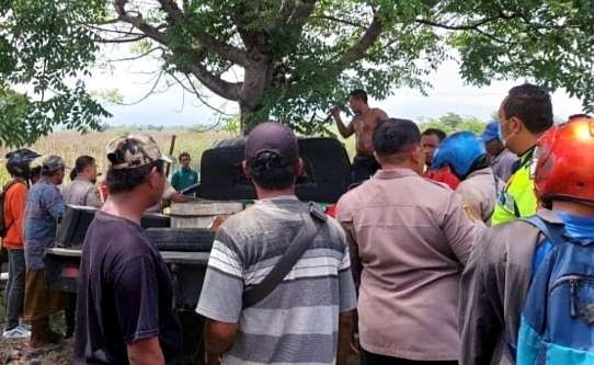Warga dan polisi memberikan pertolongan tiga orang penumpang mobil pikap menabrak pohon besar di Situbondo, Jawa Timur. (Foto: Dokumen Satlantas Polres Situbondo)