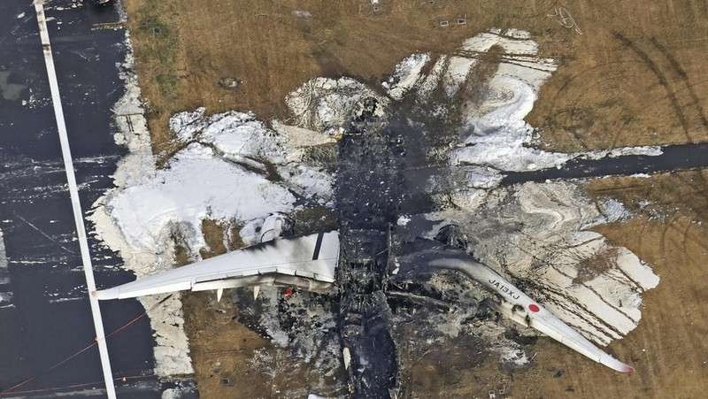Bangkai pesawat Japan Airlines yang terbakar usai tabrakan dengan pesawat jet penjaga pantai Jepang yang hendak mengurus korban gempa bumi. (Foto: NHK)