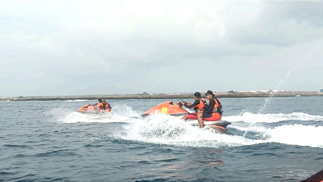 Tim SAR gabungan melakukan pencarian wisatawan asing yang terseret arus di Pantai Kuta (foto: Basarnas Bali)