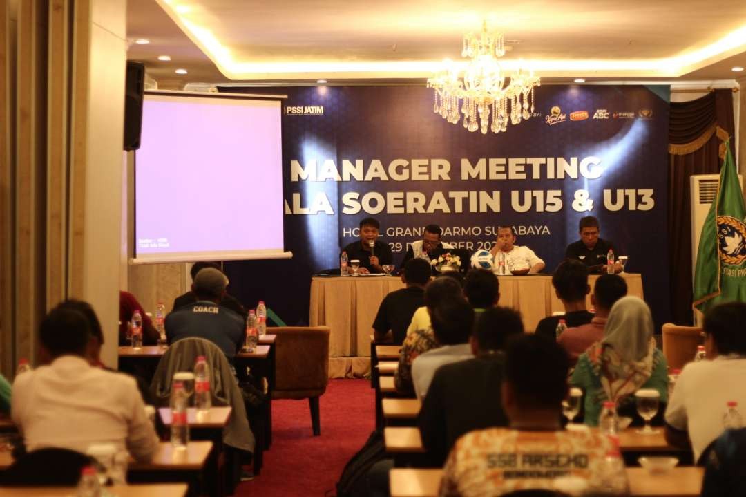 Suasana manager meeting Piala Soeratin U-15 dan U-13 PSSI Jatim beberapa waktu lalu. (Foto: PSSI Jatim)