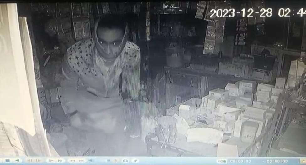 Salah satu pelaku saat hendak merusak kamera CCTV yang terpasang di dalam toko (Foto: Tangkap layar video)