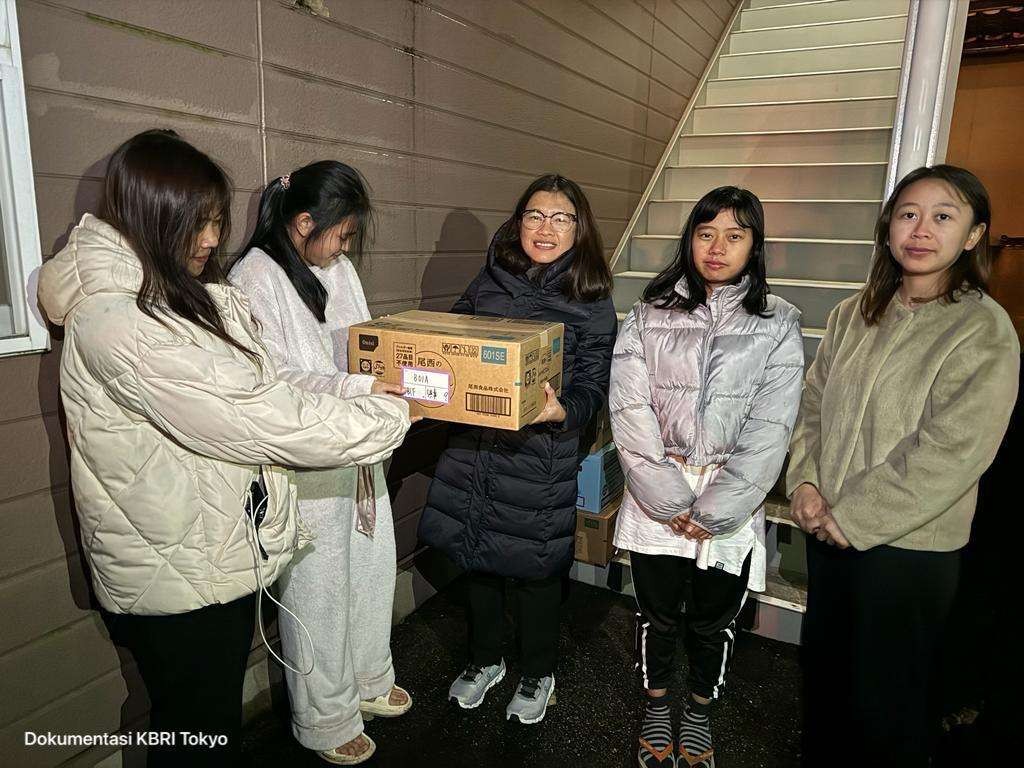 Tim KBRI Tokyo menyalurkan bantuan kepada WNI korban gempa di Jepang. (Foto: Dok KBRI Tokyo)