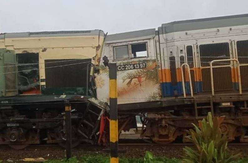 Kecelakaan adu banteng antara KA Turangga relasi Surabaya Gubeng-Bandung dan Commuter Line Bandung Raya, Jumat 5 Januari 2024 pukul 06.03 WIB. (Foto: X)