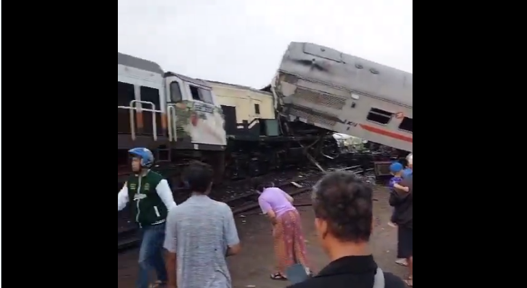 Kereta Api Turangga relasi Surabaya-Bandung tabrakan dengan Kereta Api Lokal Bandung Raya, pada Jumat, 5 Januari 2024. 4 orang meninggal. (Foto: Twitter)