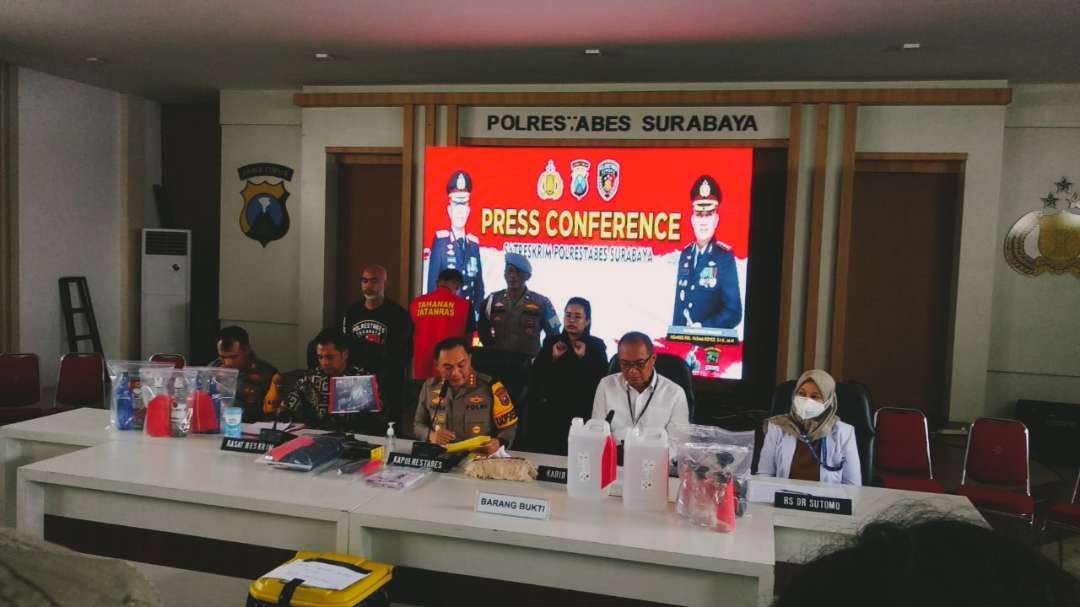 Kapolrestabes Surabaya, Kombes Pol Pasma Royce saat konferensi pers penerapan AZS sebagai tersangka tewasnya 3 personil band "Ogie & Friends", pada Jumat 5 Januari 2024. (Foto: Julianus Palermo/Ngopibareng.id)