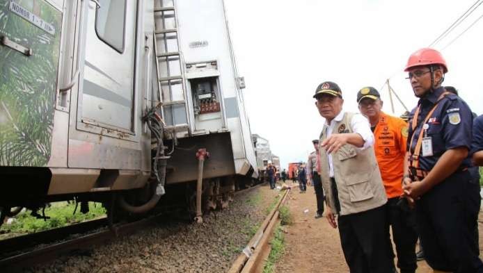 Menko PMK) Muhadjir Effendy bergerak cepat meninjau langsung lokasi kecelakaan Kereta Api Turangga dengan Kereta Api Commuter Line Bandung Raya. (Foto: Istimewa)