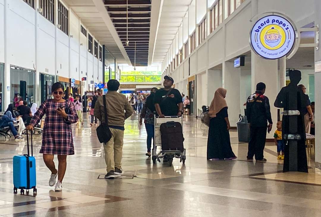 Penumpang di Bandara Internasional Juanda. (Foto: Aini Arifin/Ngopibareng.id)