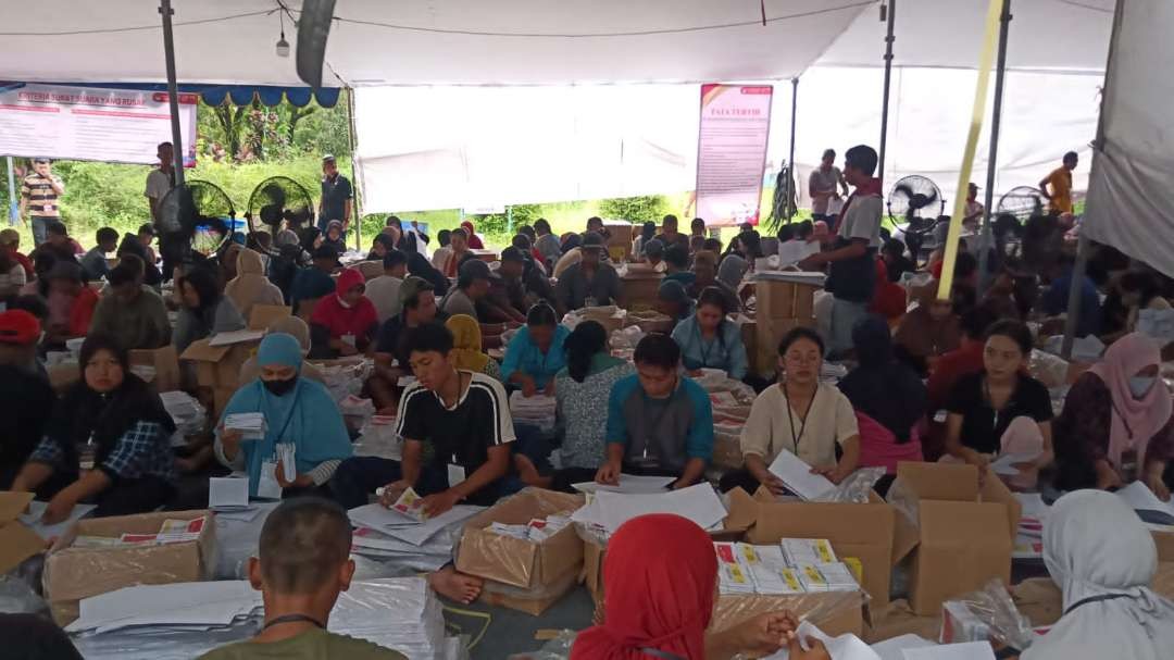Proses pelipatan kotak dan surat suara di Gudang KPU Jember, Jawa Timur. (Foto: Rusdi/Ngopibareng.id)