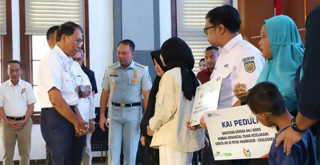 PT KAI beri tali asih kepada keluarga korban kecelakaan kereta api di Cicalengka, Kabupaten Bandung. (Foto: Antara)