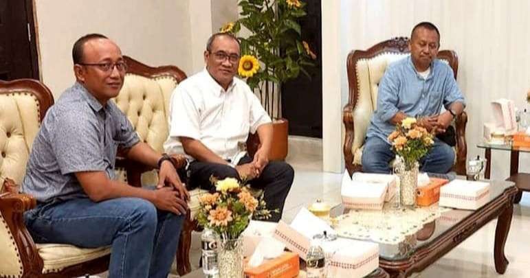 Dari kanan: Ketua PWI Jatim Lutfil Hakim, Ketua Panitia Eko Pamuji dan Sokip Sekretaris Panitia HPN Jatim 2024. (Foto: PWI Jatim)