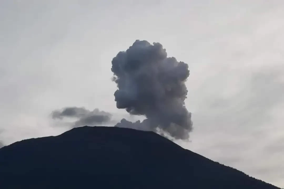 Gunung Marapi di Sumatera Barat kembali erupsi dengan mengeluarkan suara dentuman dan gemuruh pada Sabtu, 6 Januari 2024 malam. (Foto: PVMBG)
