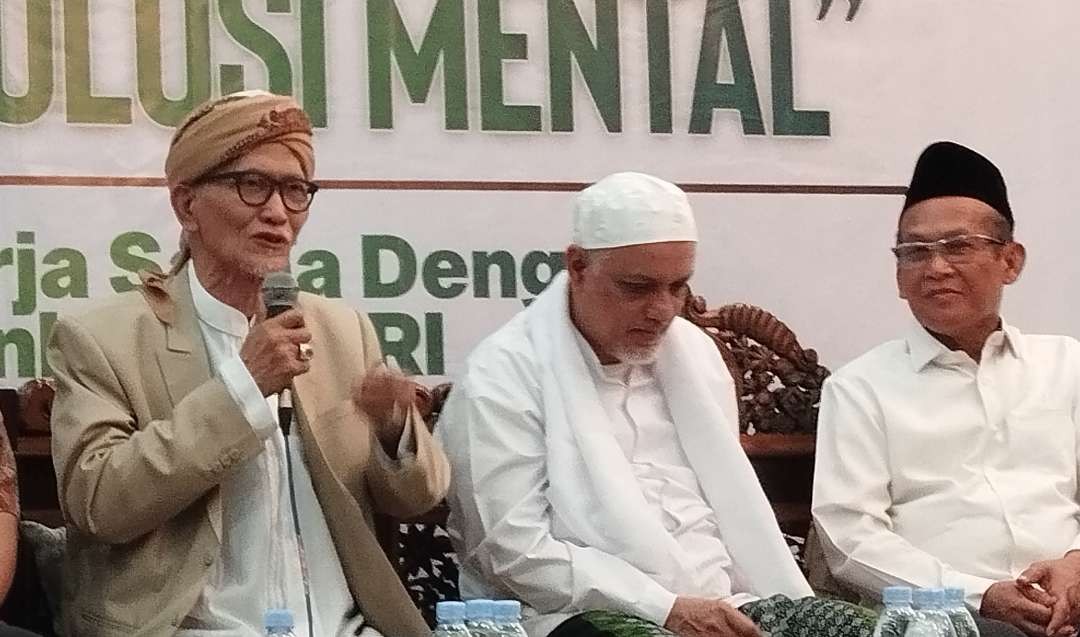 KH Miftachul Akhyar, Pengasuh Ponpes Miftachussunnah Kedung Tarukan Surabaya (kiri) bersama Habib Luthfi Al Habsyi dan Prof Dr M Mukri. (Foto:adi/ngopibareng.id)
