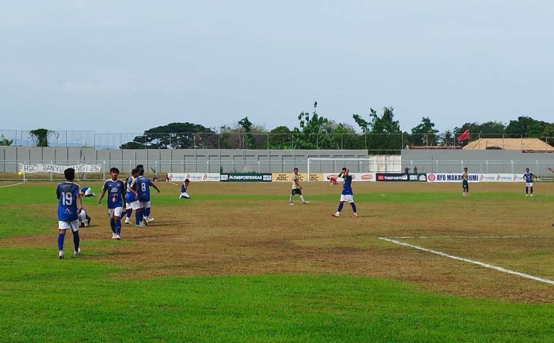 Pertandingan Mitra Bola Utama Banyuwangi melawan Triple's Kediri. (Foto: Muh Hujaini/Ngopibareng.id)