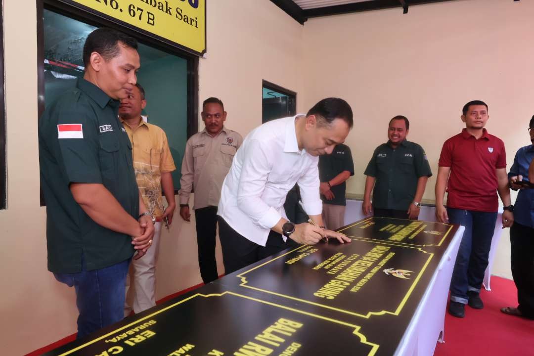 Walikota Surabaya, Eri Cahyadi saat meresmikan Balai RW yang ada diwilayah Tambaksari. (Foto: Pita Sari/Ngopibareng.id)