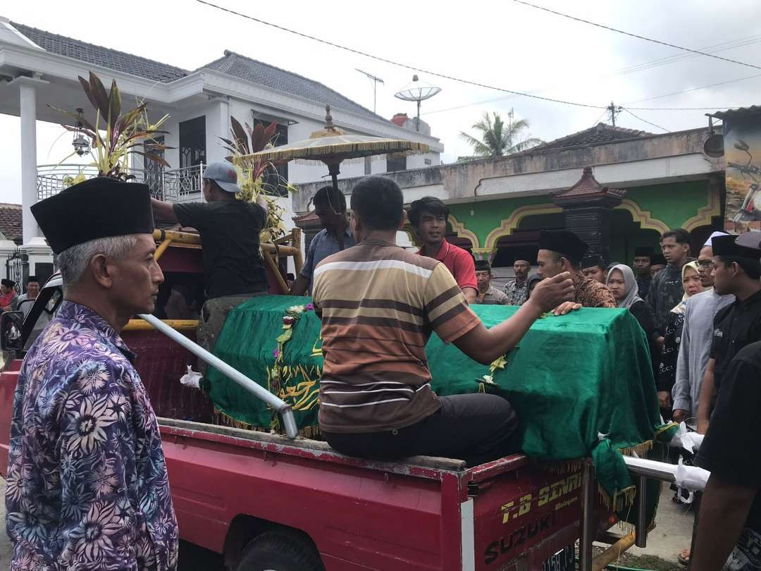 Jenazah Muhamad Ali Rofqi diberangkatkan ke Pamakaman Desa Pandanarum, Wlingi, Kabupaten Blitar. (Foto: Choirul Anam/Ngopibareng.id)