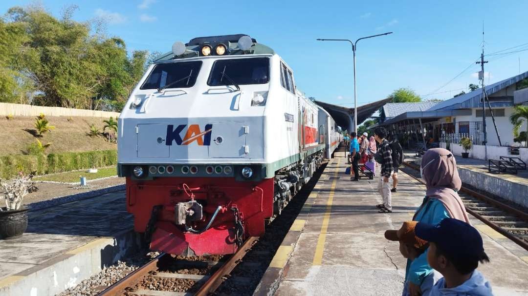 Penumpang KA bersiap naik ke dalam kereta api di Stasiun Banyuwangi Kota. (Foto: Muh Hujaini/Ngopibareng.id)