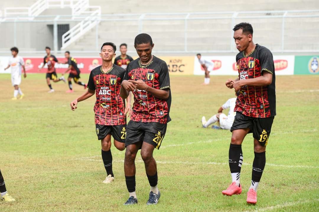 Pemain Banyuwangi Putra merayakan gol kedua atas Madiun Putra (foto:istimewa)