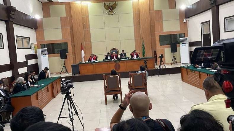 Majelis hakim Pengadilan Negeri (PN) Jakarta Timur memvonis bebas Haris Azhar dan Fatia Maulidiyanti perkara dugaan pencemaran nama baik Luhut. (Foto: Ant)