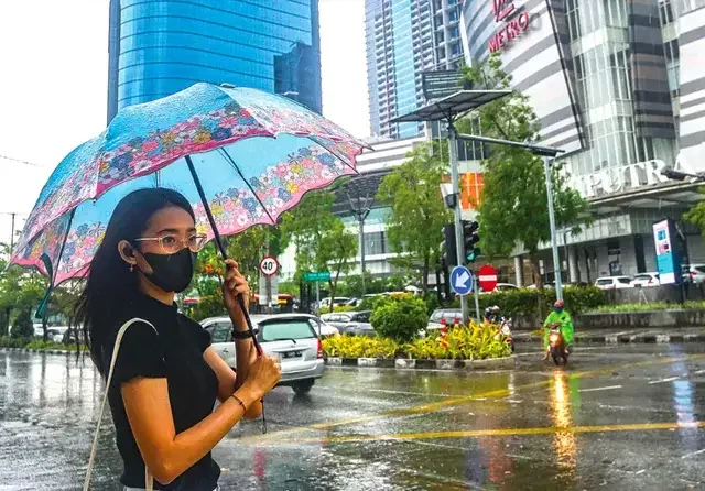 BMKG prakirakan hampir seluruh wilayah Indonesia, Senin, 8 Januari 2024, berpotensi diguyur dengan intensitas ringan hingga hujan yang disertai petir. (Foto: Ant)
